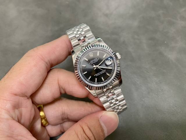 女款 劳力士Rolex 单历 日志型31Mm 直径31Mm 机芯搭载全自动机械机芯 圈口劳力士Ringcommand三角坑纹 光圈钻圈 镜面防刮蓝宝石玻璃镜面