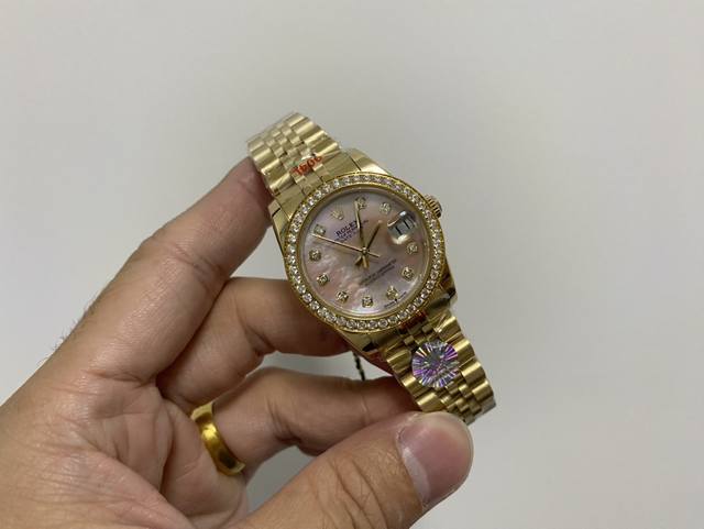 女款 劳力士Rolex 单历 日志型31Mm 直径31Mm 机芯搭载全自动机械机芯 圈口劳力士Ringcommand三角坑纹 光圈钻圈 镜面防刮蓝宝石玻璃镜面 - 点击图像关闭