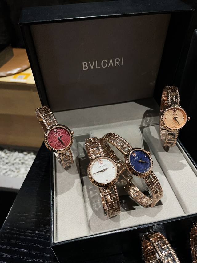 白 金 新款 范思哲 Versace V-Code Lady系列，表径36Mm，希腊回纹铺满表盘与表圈，12时位美杜莎视线聚焦，沿用品牌经典希腊回纹元素，线条勾