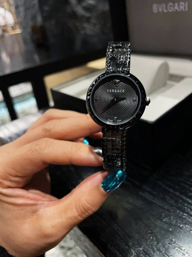 白 金 新款 范思哲 Versace V-Code Lady系列，表径36Mm，希腊回纹铺满表盘与表圈，12时位美杜莎视线聚焦，沿用品牌经典希腊回纹元素，线条勾