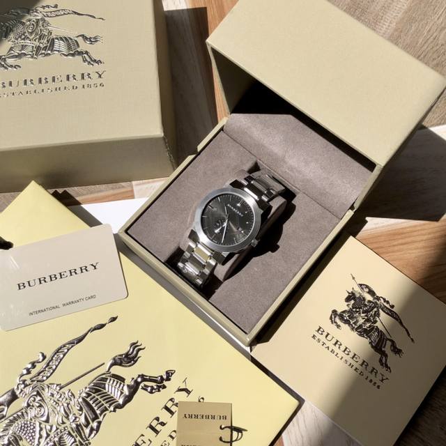 英国经典奢侈品牌，Burberry 巴宝莉石英男表，Bu9901，巴宝莉永恒经典的格子风格渗透到表盘上，既典雅又不失美感，原装瑞士机芯，蓝宝石玻璃镜面，316L