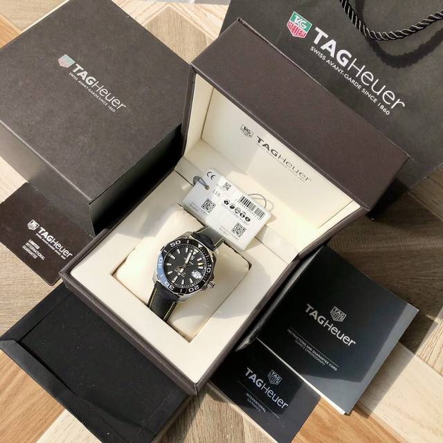 新款高颜值有货，林书豪Original Tagheuer,泰格豪雅竞潜系列专柜16500。 中号~41Mm表径，蓝宝石镜面，超强夜光指针，原装瑞士机芯，支持拆机