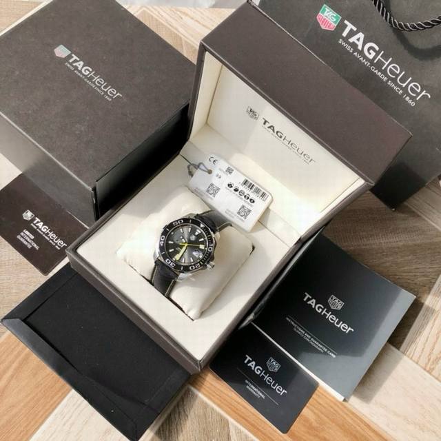 新款高颜值有货，林书豪Original Tagheuer,泰格豪雅竞潜系列专柜16500。 中号~41Mm表径，蓝宝石镜面，超强夜光指针，原装瑞士机芯，支持拆机