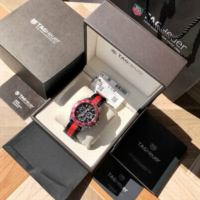 Tagheuer 泰格豪雅F1系列，石英男士腕表 原单货！超高工艺，六针计时带日历！瑞士原装机芯！精钢表壳，蓝宝石玻璃！专柜售价一万多！～43Mm表径！配专柜全