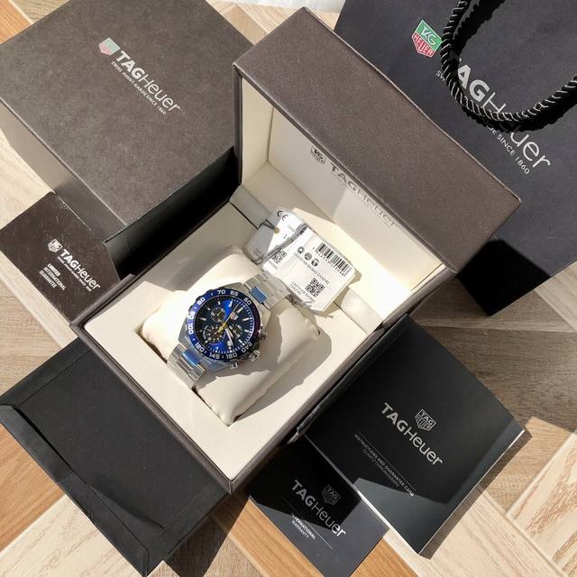 新款到！ 。Original Tagheuer 泰格豪雅F1系列，F1红牛队限量版，石英男士腕表 原单货！六针计时带日历！瑞士原装机芯！精钢表带表壳，蓝宝石玻璃 - 点击图像关闭