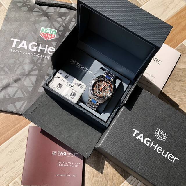 新款到！高颜值 Original Tagheuer 泰格豪雅F1系列，石英男士腕表 原单货！六针计时带日历！瑞士原装机芯！精钢表带表壳，蓝宝石玻璃！专柜售价一万