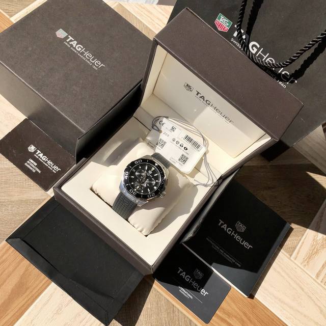 爆款回货，Original Tagheuer,泰格豪雅竞潜系列石英计时表，专柜1万+。 ~43Mm表径，蓝宝石镜面，超强夜光指针，原装机芯，支持拆机验货，硬汉风