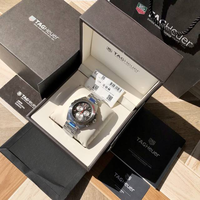 新款高颜值已上线！ 。Original Tagheuer 泰格豪雅F1系列，方程式印第安纳 0特别纪念版！石英男士腕表 原单货！表面立体裁制，六针计时带日历！瑞 - 点击图像关闭