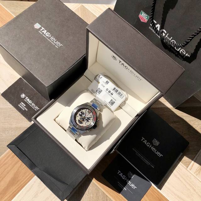 新款高颜值已上线！ 。Original Tagheuer 泰格豪雅F1系列，方程式印第安纳 0特别纪念版！石英男士腕表 原单货！表面立体裁制，六针计时带日历！瑞