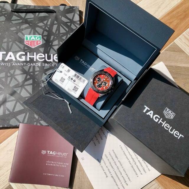 新款！高颜值已上线！Original Tagheuer 泰格豪雅F1系列，瑞石英男士腕表！表面立体裁制，原装氟胶材质表带，细腻光滑且抗汗无廉价香味。六针计时带日 - 点击图像关闭