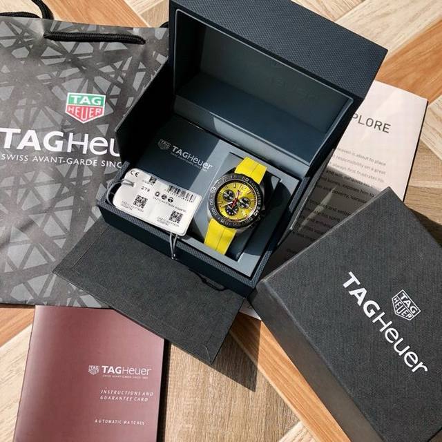 新款！高颜值已上线！Original Tagheuer 泰格豪雅F1系列，瑞石英男士腕表！表面立体裁制，原装氟胶材质表带，细腻光滑且抗汗无廉价香味。六针计时带日 - 点击图像关闭