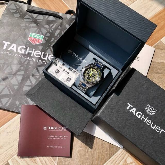 新款到！高颜值 Original Tagheuer 泰格豪雅F1系列，石英男士腕表 原单货！六针计时带日历！瑞士原装机芯！精钢表带表壳，蓝宝石玻璃！专柜售价一万