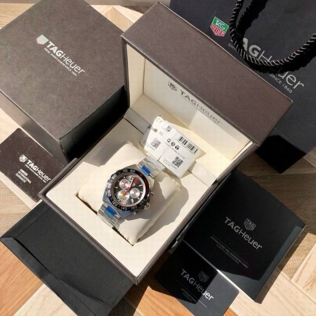 新款高颜值已上线！ 。Original Tagheuer 泰格豪雅F1系列，方程式印第安纳 0特别纪念版！石英男士腕表 原单货！表面立体裁制，六针计时带日历！瑞