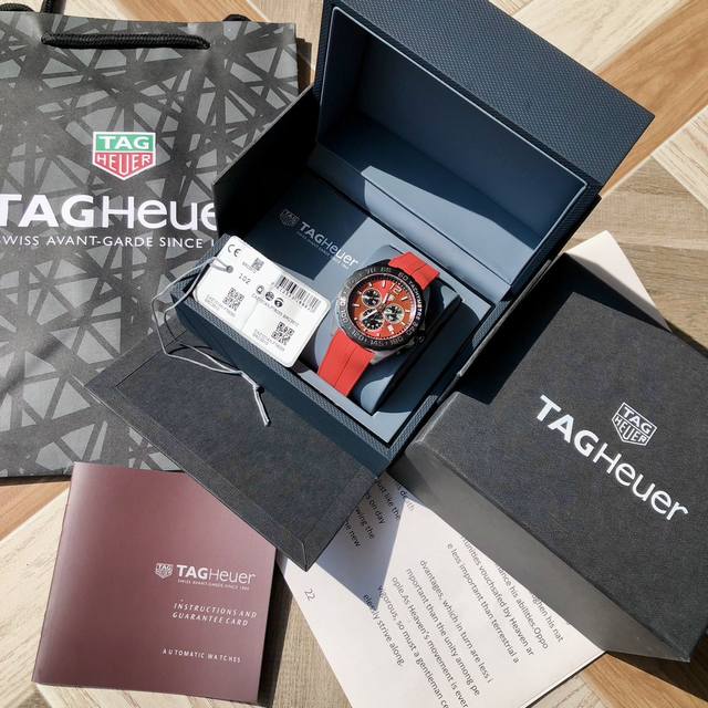 新款！高颜值已上线！Original Tagheuer 泰格豪雅F1系列，瑞石英男士腕表！表面立体裁制，原装氟胶材质表带，细腻光滑且抗汗无廉价香味。六针计时带日