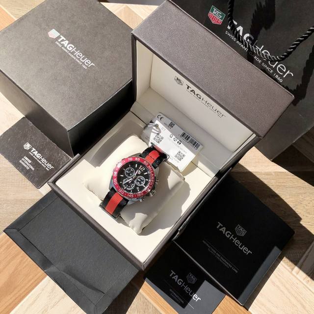 Tagheuer 泰格豪雅F1系列，石英男士腕表 原单货！超高工艺，六针计时带日历！瑞士原装机芯！精钢表壳，蓝宝石玻璃！专柜售价一万多！～43Mm表径！配专柜全