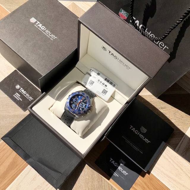 Tagheuer 泰格豪雅F1系列，石英男士腕表 原单货！超高工艺，六针计时带日历！瑞士原装机芯！精钢表壳，蓝宝石玻璃！专柜售价一万多！～43Mm表径！配专柜全