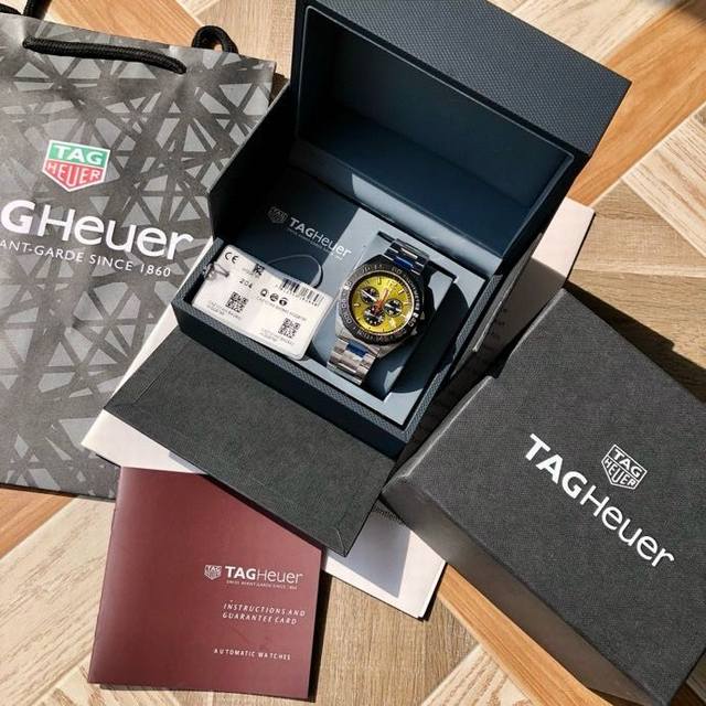 新款！高颜值已上线！Original Tagheuer 泰格豪雅F1系列，瑞石英男士腕表！表面立体裁制，原装氟胶材质表带，细腻光滑且抗汗无廉价香味。六针计时带日