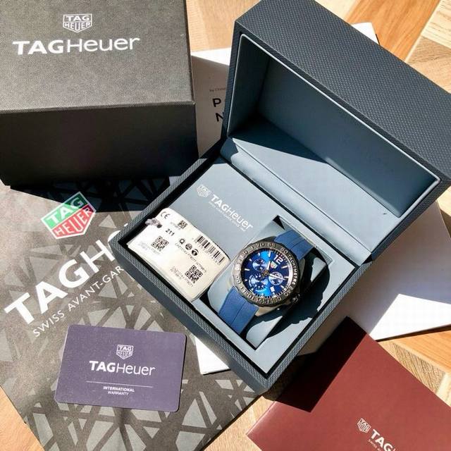 新款！高颜值已上线！Original Tagheuer 泰格豪雅F1系列，瑞石英男士腕表！表面立体裁制，原装氟胶材质表带，细腻光滑且抗汗无廉价香味。六针计时带日