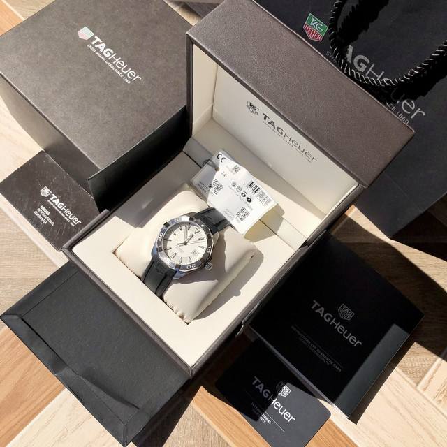 新款硬货，Original Tagheuer,泰格豪雅竞潜系列 男表。 ~40.5Mm表径，蓝宝石镜面，超强夜光指针，原装Swiss Ronda石英机芯，支持拆