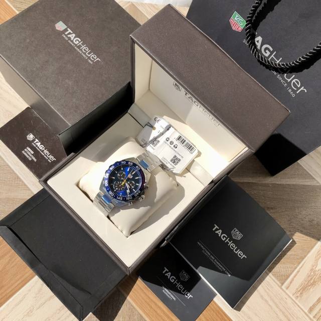 新款到！ 。Original Tagheuer 泰格豪雅F1系列，F1红牛队限量版，石英男士腕表 原单货！六针计时带日历！瑞士原装机芯！精钢表带表壳，蓝宝石玻璃