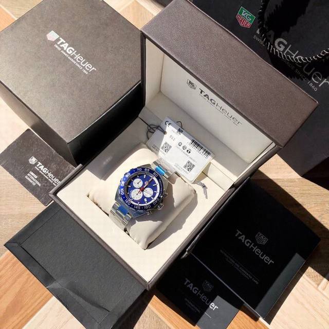 Tagheuer 泰格豪雅F1系列，石英男士腕表 原单货！超高工艺，六针计时带日历！瑞士原装机芯！精钢表壳，蓝宝石玻璃！专柜售价一万多！～43Mm表径！配专柜全