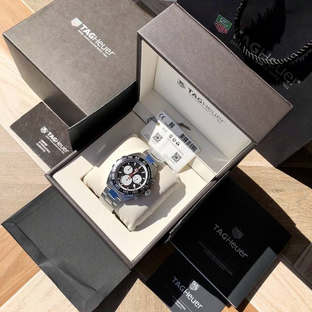 Tagheuer 泰格豪雅F1系列，石英男士腕表 原单货！超高工艺，六针计时带日历！瑞士原装机芯！精钢表壳，蓝宝石玻璃！专柜售价一万多！～43Mm表径！配专柜全