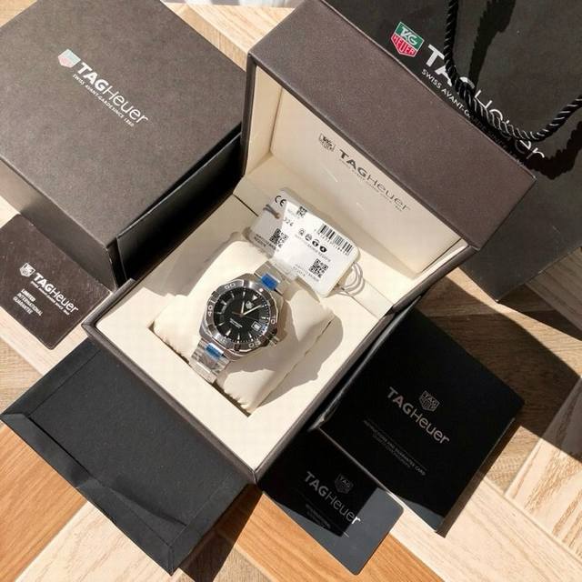 新款硬货，Original Tagheuer,泰格豪雅竞潜系列 男表。 ~40.5Mm表径，蓝宝石镜面，超强夜光指针，原装Swiss Ronda石英机芯，支持拆