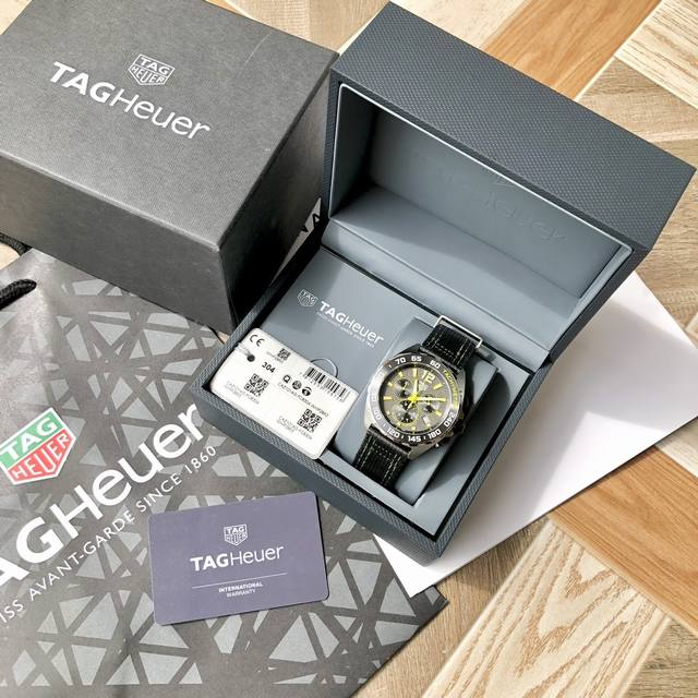 新款到！高颜值 Original Tagheuer 泰格豪雅F1系列，石英男士腕表 原单货！六针计时带日历！瑞士原装机芯！精钢表带表壳，蓝宝石玻璃！专柜售价一万