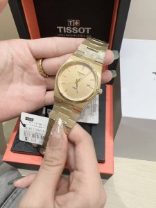 天梭 Tissot 平民版到货 送礼佳品 时尚达人 同款推荐 天梭 新品 prx系列 T137 复古时尚 商务男士石英腕表火爆登场 凭借Disco 风格设计 此