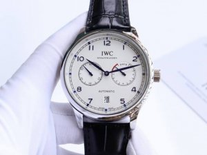 万国-Iwc 萄七. 匠心制作 强烈推荐 隆重登场。简约商务的设计之下，蕴含一丝浓郁的复古情怀 机芯 搭载全自动进口机械， 走时精准，动力储备强劲 表壳 腕表尺