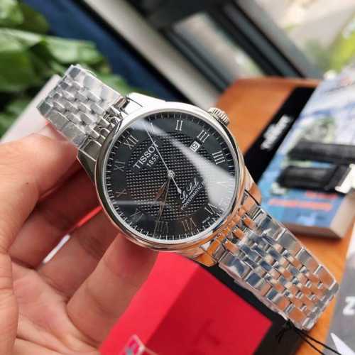 780经典天梭力洛克系列T006机械男表，40Mm表径，作为该品牌最具代表性设计产品，简单优雅的设计深受消费者喜爱，蓝宝石玻璃，搭载进口西铁城8215机械机芯，