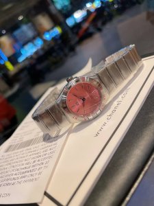 年新款欧米茄星座系列全新彩色盘腕表，以崭新色彩注入时尚活力！表盘明亮柔和，表圈的罗马数字刻度亦采用与表盘相同的色调，为腕间增添一抹灵动色彩，举手投足间恣意演绎世