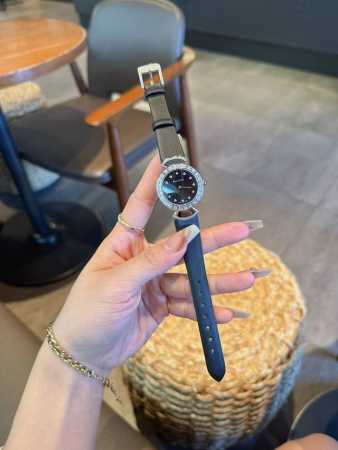 全新升级Bvlgari 宝格丽 奢华品质 采用意大利娟丝和竹节纹小牛皮，超级柔软贴手。圈口镶石由全手工镶施华洛钻打造而成。把头微镶着一粒红宝石。天然珍珠贝壳面 - 点击图像关闭
