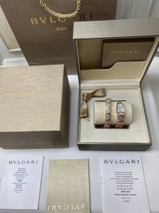 宝格丽 意大利珠宝品牌 宝格丽serpentine-Spiga系列腕表 表壳：316#精钢 表盘：天然母贝 黑搪瓷 表带：K金镶嵌锆石做法 机芯：瑞士石英机芯