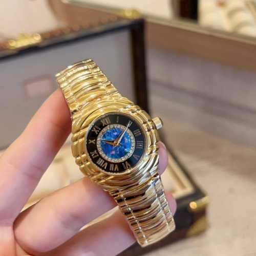 1990年伯爵 Piaget 由表坛珠宝大师发展成为珠宝巨擘，推出tanagra系列，缪斯女神piaget Tanagra伯爵贝母盘钻石刻度黄金表带款。伯爵的珠