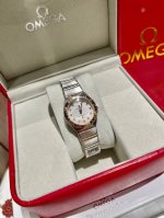 经典款式 永恒不变 双鹰星座系列女表，采用高级进口石英机芯，蝴蝶双按表扣矿物质耐磨玻璃材质，表里如一 独具匠心！尺寸：28Mm