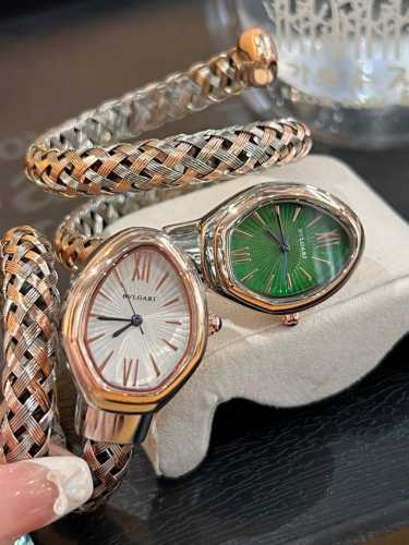 宝格丽腕表以匠心创意玩转时间千变万化，诠释非凡时尚魅力，各色表面。可当饰品佩戴，腕表如同不断变化色彩的灵蛇，这款时尚前卫，令人爱不释手的蛇形腕表，采用双环绕式展