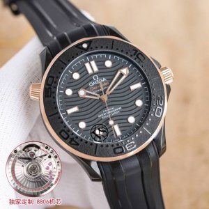 统一 三码合一 墨黑海马，桀骜登场 欧米茄Omega海马系列300米墨黑腕表！ 1表圈、表盘均采用黑色氧化锆1Zr021陶瓷制成。 2镂空指针及12点位的圆点，