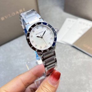 宝格丽 Bvlgaribvlgari系列 奢华品质 尽显独一无二的魅力 采用精钢表带，宝格丽标志红宝石把头 ， 品质感爆表 ，尺寸33Mm