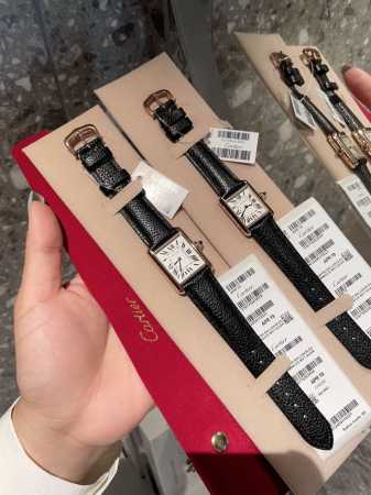 皮带款白 金 配绒布袋 Factory 卡地亚 Cartier 坦克系列则推出Tank Must腕表，表盘由经典罗马刻度显示 搭配Must 系列方尖蓝宝石把头， - 点击图像关闭