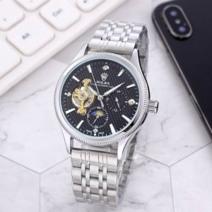精钢表带十蝴蝶扣 白： ，间金： ，劳力士一Rolex九飞轮全自动日月星辰机械，6字位白天走时 太阳 晚上走时 月亮 [月亮]蕴含最优质的材料与一丝不苟的工艺！
