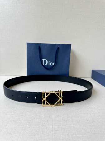 特 Dior 宽度3.5Cm 这款不锈钢金属腰带扣、是季节男装系列新品，展现 Dior 经典的藤格纹图案。可与各式35毫米腰带搭配，彰显经典风格。 - 点击图像关闭