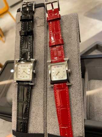四角钻 白壳 金壳 #瑞机 Hermes 爱马仕 Heure H系列 香港Dfs环球免税店亮丽的颜色表带环绕独特的“H”型表壳，白色天然贝母数字面，纯手工打磨而 - 点击图像关闭