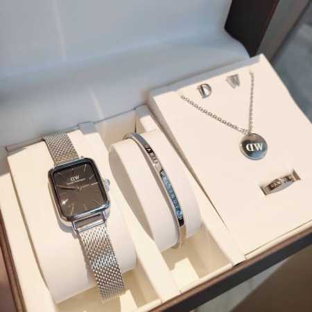 配盒重磅推出高端定制 丹尼尔惠灵顿 Daniel Wellington Classic 女仕五件套 璀璨人生旅程 Dw经典之作 完美地诠释了无可挑剔的迷人风格！ - 点击图像关闭