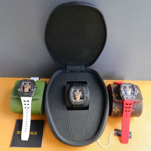 2630最新爆款 机械款金手指 Richard Mille 理查德米尔 Rm66 最新款的镂空的腕表表盘融入被称为“恶魔角〞的金属礼手势，象征着亲情与包容，同时