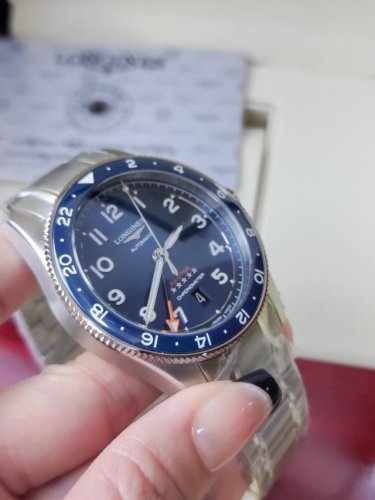 浪琴 先行者 Zulu Time 42毫米腕表 表壳:精钢 精钢+18K镀层 直径:42毫米 厚度:13.9毫米 防水:30米 机芯:日本精工Nh34机械机芯