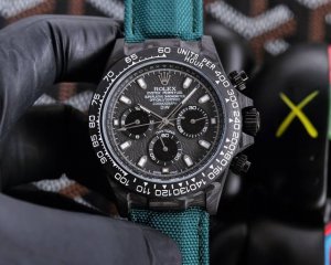 劳力士Rolex宇宙迪通拿系列之碳纤维定制版，腕表不仅佩戴轻便，外表坚硬。且每一只腕表都拥有独一无二的碳纤花纹。 表壳腕表尺寸 X11.3吻合原装。整个壳套，圈