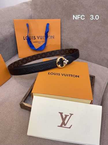 L家 新款腰带 时尚姐妹必入 官网爆款女士腰带来啦！原单品质 细节完美 Monog-Am帆布+头层牛皮 双面随心搭配 珠宝级金属搭扣 日常通勤约会都能Hold住
