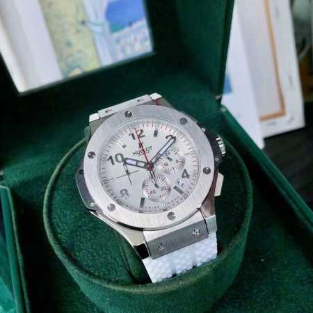 白 金黑 品牌：恒宝 宇舶 尊贵卓绝 巅峰之作 卓尔不凡类型：精品男士腕表 顶级 表带：泰国进口胶带 舒适贴手 性能稳定机芯：进口石英机芯 稳定 材料：矿物超强 - 点击图像关闭