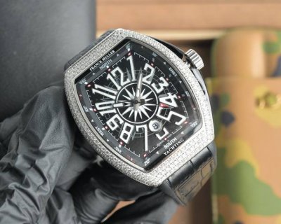 法兰克 穆勒 Franck Muller V45 Sc Dt系列54*42*15Mm 全自动机械机芯 蓝光镀膜玻璃 牛皮表带底部橡胶 折叠扣 糅合运动设计风格
